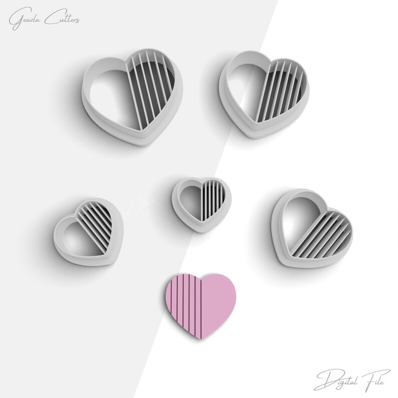 Pu&ograve; includere: Cinque tagliabiscotti a forma di cuore con un design a strisce. I tagliabiscotti sono in plastica bianca e sono disposti su uno sfondo bianco. Un cuore &egrave; rosa e ha un design a strisce.