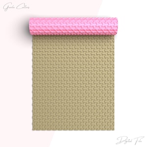 Puede incluir: Un rodillo de silicona beige con un patrón repetido de cuadrados. El rodillo está enrollado y la silicona rosa es visible en el extremo.