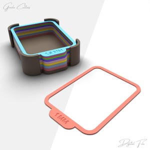 Könnte beinhalten: Ein mehrschichtiger, quadratischer Ausstecher mit brauner Außenseite und farbigen Innenschichten. Der Ausstecher hat eine hellblaue obere Schicht und den Text "1,5 MM". Ein separater, korallenfarbener Rahmen mit dem Text "1 MM" ist ebenfalls vorhanden.