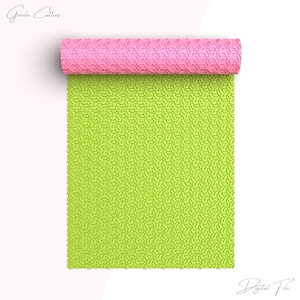 Op de afbeelding: Een digitaal bestand voor een snijmachine met een groen en roze patroon. Het patroon is een herhalend ontwerp van kleine bladeren.