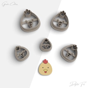 Puede incluir: Cinco cortadores de galletas con forma de pollo. Los cortadores están hechos de plástico gris claro y están dispuestos en círculo sobre un fondo blanco. Todos los cortadores son del mismo tamaño y forma, orientados en la misma dirección. Todos están en foco, en buen estado, limpios y listos para ser usados para hacer galletas.