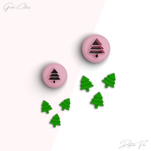 以下が含まれることがあります： クリスマスツリーのクッキー型6個セット。2つの型はピンクで、黒いクリスマスツリーの輪郭があります。残りの4つの型は緑で、クリスマスツリーの無地デザインです。画像の下部に「デジタルファイル」というテキストがあります。