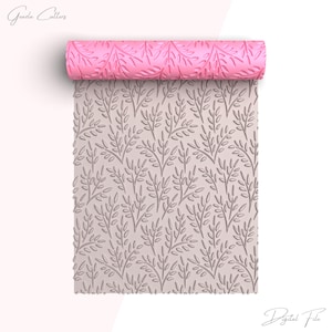 Puede incluir: Un rodillo rosa con un patrón de hojas, desenrollado para revelar el mismo diseño de hojas. El rodillo está diseñado para crear patrones texturizados en masa o arcilla. Las palabras "Greeda Cutters" y "Digital File" están en la imagen.