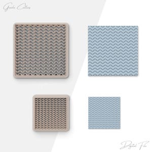 Puede incluir: Dos juegos de cortadores de galletas en forma de patrón ondulado. Los cortadores son de color beige y el patrón es de color marrón claro. La imagen también muestra una vista previa del patrón en azul sobre un fondo azul claro.