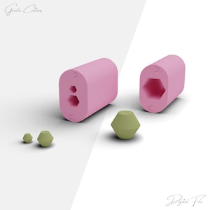 Puede incluir: Dos moldes de silicona rosa para hacer objetos hexagonales. Los moldes están abiertos y muestran la forma hexagonal en el interior. Hay tres objetos hexagonales verdes hechos con los moldes.