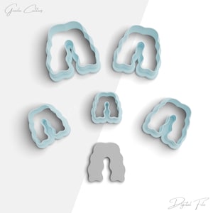 Op de afbeelding: Set van zes blauwe plastic koekjesvormen in de vorm van broeken. De vormen zijn in een cirkel op een witte achtergrond gerangschikt. De woorden "Digital File" staan in de rechterbenedenhoek van de afbeelding.