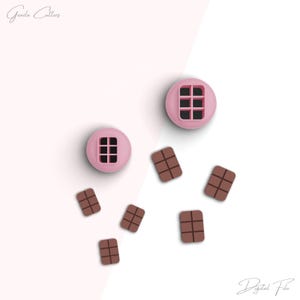 Pode incluir: Dois moldes de chocolate de silicone rosa com um padrão de grade e seis quadrados de chocolate marrom em uma superfície branca. O texto "Gourmet Cutters" está no canto superior esquerdo da imagem. O texto "Digital File" está no canto inferior direito da imagem.