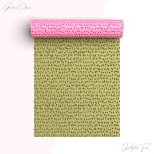 Puede incluir: Una esterilla texturizada rosa y verde enrollada. La esterilla está desenrollada para revelar una superficie verde cubierta de pequeños puntos oscuros. La parte enrollada es rosa con un patrón de puntos similar. Las palabras "Greeda Cutters" y "Digital File" están en la imagen.
