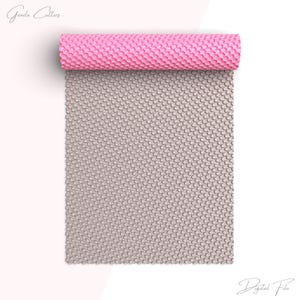 Könnte beinhalten: Eine pinkfarbene Silikon-Rollmatte mit strukturierter Oberfläche ist teilweise aufgerollt und gibt eine graue, gemusterte Oberfläche frei. Die Matte ist für Bastelarbeiten oder Backen konzipiert, mit den Worten "Digital File".