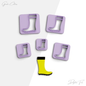 Puede incluir: Cinco cortadores de galletas de plástico morado con forma de botas de lluvia. Un cortador de galletas de bota de lluvia amarilla se muestra debajo de los cortadores morados. El texto "Archivo digital" está en la parte inferior de la imagen.