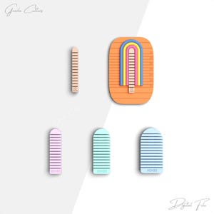 Könnte beinhalten: Eine Auswahl an farbenfrohen Holzwerkzeugen. Das Bild zeigt ein Lineal, ein regenbogenförmiges Werkzeug und drei rechteckige Werkzeuge mit Maßen. Die Werkzeuge sind in Rosa-, Blau- und Orangetönen gehalten. Der Text "10 mm", "20x30", "30x30" und "40x30" ist sichtbar.