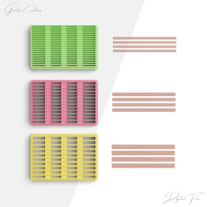 Op de afbeelding: Drie digitale bestanden voor koekjesvormen. De koekjesvormen zijn in de vorm van een raster met 12 vierkanten. De koekjesvormen zijn groen, roze en geel. De tekst "Grazia Cutters" staat bovenaan de afbeelding. De tekst "Digitaal bestand" staat onderaan de afbeelding.