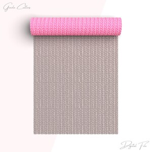 Può includere: Un tappetino da yoga rosa arrotolato con una superficie strutturata, parzialmente srotolato per rivelare una superficie grigia strutturata. Il tappetino è progettato con un motivo ripetuto. Le parole "Greeda Cutters" e "Digital File" sono nell'immagine.