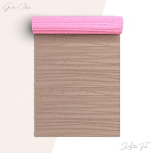 Könnte beinhalten: Ein digitales Papier mit Holzmaserung in Rosa und Braun. Das Papier ist aufgerollt und die rosa Seite ist zur Kamera gerichtet. Das Papier ist perfekt zum Basteln und Scrapbooking.