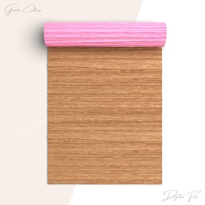 Peut inclure: Un rouleau de papier de soie à motifs rose et brun. Le papier a un motif en bois et est enroulé avec un bord rose.