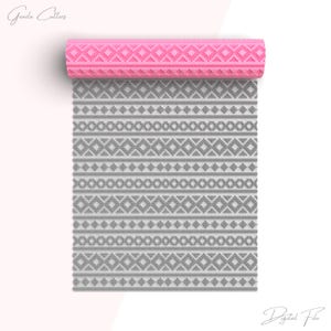 Op de afbeelding: Een opgerolde yogamat met een roze bovenkant en een grijs en wit patroon. Het uitgerolde gedeelte toont een geometrisch patroon. De woorden "Digital File" staan in de rechter benedenhoek. De bovenkant is roze.