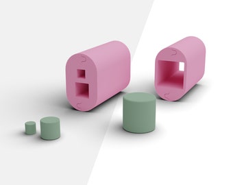 Puede incluir: Un conjunto de tres cortadores de galletas impresos en 3D de color rosa y verde. Los cortadores tienen forma de rectángulo con un agujero cuadrado en el medio, un círculo y un círculo más pequeño. Los cortadores están diseñados para hacer galletas, fondant u otras manualidades comestibles.