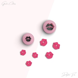Peut inclure: Emporte-pièces en plastique rose et rouge en forme de lèvres. Les emporte-pièces sont disposés sur un fond blanc et rose. Le texte "Gouda Cutters" est dans le coin supérieur gauche de l'image. Le texte "Digital File" est dans le coin inférieur droit de l'image.