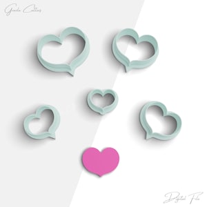 Könnte beinhalten: Ein Set mit sechs herzförmigen Ausstechern in verschiedenen Größen. Die Ausstecher sind hellblau und haben einen dezenten Schattensffekt. Einer der Ausstecher ist rosa.