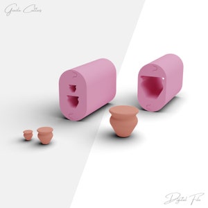 Może przedstawiać: Zestaw różowych i brzoskwiniowych foremek do gliny. Na zdjęciu widać dwie różowe prostokątne formy, każda z wgłębieniem do kształtowania gliny. Widoczne są również trzy małe, brzoskwiniowe gliniane doniczki. Na zdjęciu widnieją napisy "Grazia Cutters" i "Digital File".