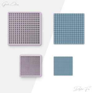 Puede incluir: Cuatro archivos digitales para cortadores de galletas. Dos son de color morado claro y dos son de color azul claro. Cada cortador es un cuadrado con un patrón de cuadrícula.