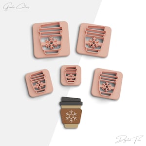 以下が含まれることがあります： 雪の結晶が付いたコーヒーカップの形をしたピンクのプラスチック製のクッキー型6個セット。型は白い背景に配置されています。デジタルファイルです。