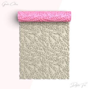 Puede incluir: Un rodillo rosa con una superficie texturizada, junto a una lámina con un patrón de hojas. El patrón de hojas está en relieve sobre una superficie beige claro. Las palabras "Greeda Cutters" y "Digital File" están en la imagen.