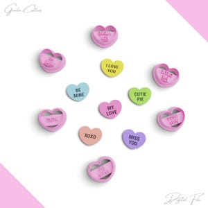Puede incluir: Un conjunto de 10 cortadores de galletas en forma de coraz&oacute;n rosa con varios mensajes del D&iacute;a de San Valent&iacute;n, que incluyen "Te amo", "S&eacute; m&iacute;o", "Pastelito lindo", "Te extra&ntilde;o", "Mi amor" y "XOXO".