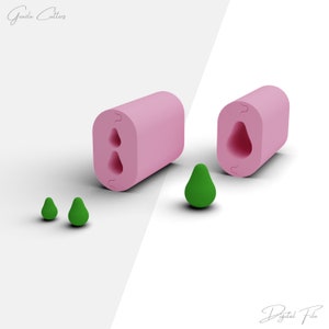 Puede incluir: Dos moldes de silicona rosa para hacer formas de aguacate. Los moldes están abiertos por un lado y tienen un diseño de aguacate detallado. Se muestran tres formas de aguacate verdes junto a los moldes.