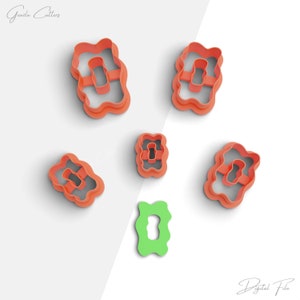 Może przedstawiać: Zestaw sześciu foremek do ciasteczek w kształcie cyfry osiem. Formy są pomarańczowe i zielone. Formy są ułożone w losowym wzorze na białym tle. Tekst "Plik cyfrowy" znajduje się na dole obrazu.