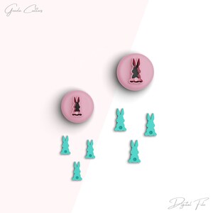 Peut inclure: Un ensemble de sept emporte-pièces en forme de lapin. Les emporte-pièces sont roses et turquoise. Les plus grands emporte-pièces sont roses et présentent un motif de lapin détaillé. Les plus petits emporte-pièces sont turquoise et présentent un motif de lapin plus simple.