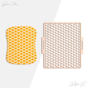 Pode incluir: Dois estênceis decorativos. Um é um estêncil retangular com um padrão de escamas de peixe, e o outro é uma forma curva com um padrão de escamas de peixe. O estêncil curvo é amarelo e branco. O estêncil retangular é de cor pêssego claro. As palavras "Grada Cutters" e "Digital File" estão na imagem.