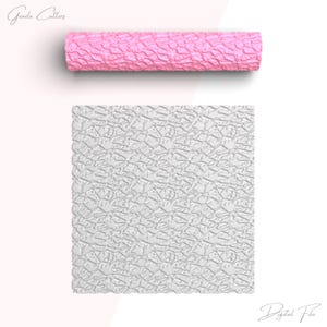 Könnte beinhalten: Eine rosa strukturierte Teigrolle und ein quadratisches strukturiertes Blatt. Die Teigrolle ist hellrosa und hat eine geriffelte Oberfläche. Das quadratische Blatt hat eine ähnliche Textur und ist weiß. Die Wörter "Grasda Cutters" und "Digital File" sind im Bild.