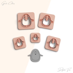 Könnte beinhalten: Satz mit sechs rosafarbenen Pinguin-Ausstechern, darunter ein großer Pinguin-Ausstecher in Grau. Die Ausstecher sind auf einem weißen Hintergrund angeordnet. Der Text "Gazda Cutters" erscheint in der oberen linken Ecke des Bildes. Der Text "Digital File" erscheint in der unteren rechten Ecke des Bildes.