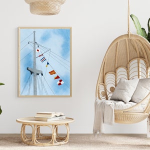 Op de afbeelding: Een aquarel schilderij van een scheepsmast met kleurrijke seinvlaggen tegen een blauwe lucht. De vlaggen zijn rood, wit, blauw, geel en zwart.