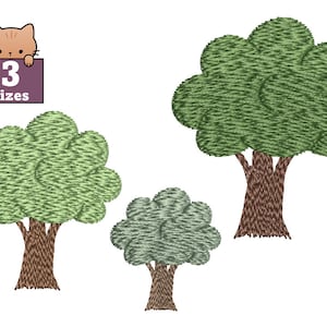 Peut inclure: Trois motifs d'arbres brodés de différentes tailles. Les arbres sont verts avec des troncs bruns. Le texte "3 tailles" est affiché sur un rectangle violet.