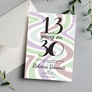 Op de afbeelding: Een uitnodigingskaart met de tekst "13 going on 30" in zwart, met een golvende pastel achtergrond. De kaart bevat de naam "Rebecca Bennett", evenement details en een RSVP nummer. Een envelop is zichtbaar.
