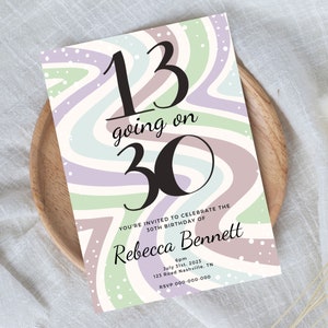 Op de afbeelding: Een verjaardagsuitnodiging met een retro-ontwerp. De uitnodiging bevat de tekst "13 going on 30" in een vetgedrukte letter, met de naam "Rebecca Bennett" en evenementdetails. De achtergrond heeft golvende strepen in pastelkleuren.