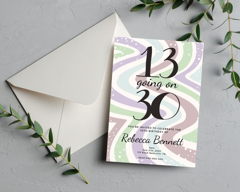 Op de afbeelding: Een uitnodigingskaart met de tekst "13 going on 30" in zwart, met een golvende pastel achtergrond. De kaart bevat de naam "Rebecca Bennett", evenement details en een RSVP nummer. Een envelop is zichtbaar.
