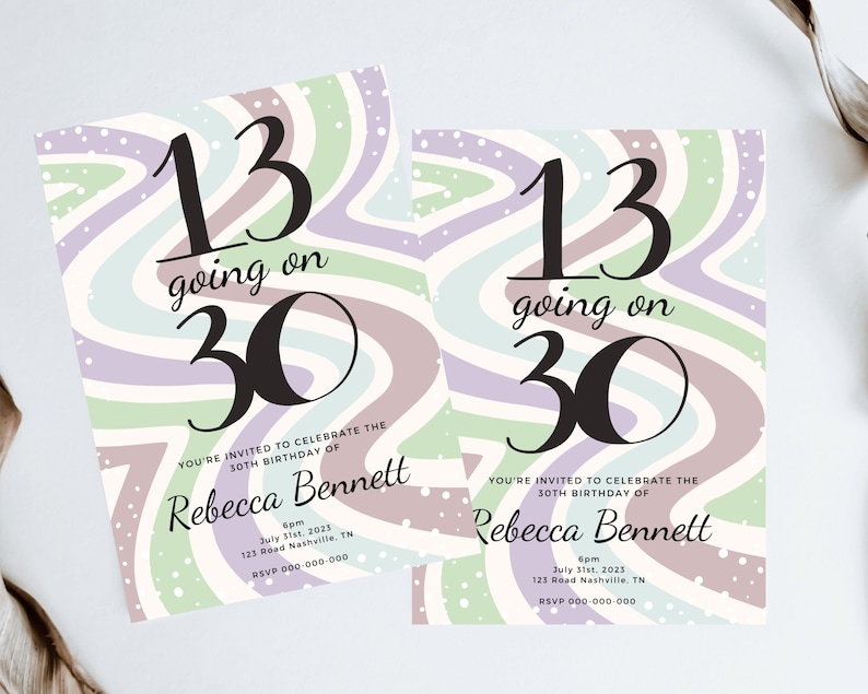 Op de afbeelding: Twee uitnodigingen voor een verjaardag met een retro ontwerp. De uitnodigingen tonen "13 going on 30" in zwart, met de naam Rebecca Bennett en evenementdetails. De achtergrond heeft een golvend patroon in pastelkleuren, zoals groen, lila en beige.