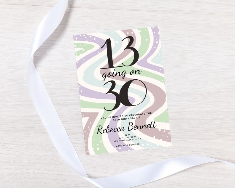 Op de afbeelding: Een verjaardagsuitnodiging met de tekst "13 going on 30" in zwart. De uitnodiging heeft een kleurrijke golvende achtergrond in pasteltinten van groen, paars en wit. De uitnodiging bevat de naam Rebecca Bennett en evenementdetails.