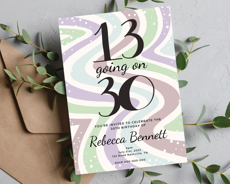 Op de afbeelding: Een verjaardagsuitnodiging met de tekst "13 going on 30" in zwart. De achtergrond heeft een golvend patroon in pastelgroen, paars en wit. De uitnodiging bevat de naam Rebecca Bennett, datum, tijd en RSVP-informatie.