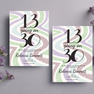Op de afbeelding: Twee verjaardagsuitnodigingen met een golvende pastelachtergrond in tinten paars, groen en beige. De tekst "13 going on 30" staat prominent in het zwart, samen met de naam "Rebecca Bennett" en evenementdetails. Paarse bloemen op de achtergrond.