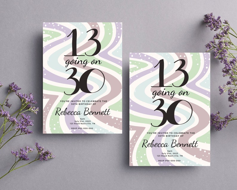 Op de afbeelding: Twee verjaardagsuitnodigingen met een golvende pastelachtergrond in tinten paars, groen en beige. De tekst "13 going on 30" staat prominent in het zwart, samen met de naam "Rebecca Bennett" en evenementdetails. Paarse bloemen op de achtergrond.