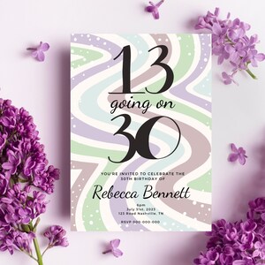 Op de afbeelding: Een verjaardagsuitnodiging met de tekst "13 going on 30" in zwart script. De achtergrond heeft golvende pastelstrepen in groen, paars en bruin. De uitnodiging bevat de naam Rebecca Bennett, evenementdetails en RSVP-informatie. Seringen omringen de uitnodiging.