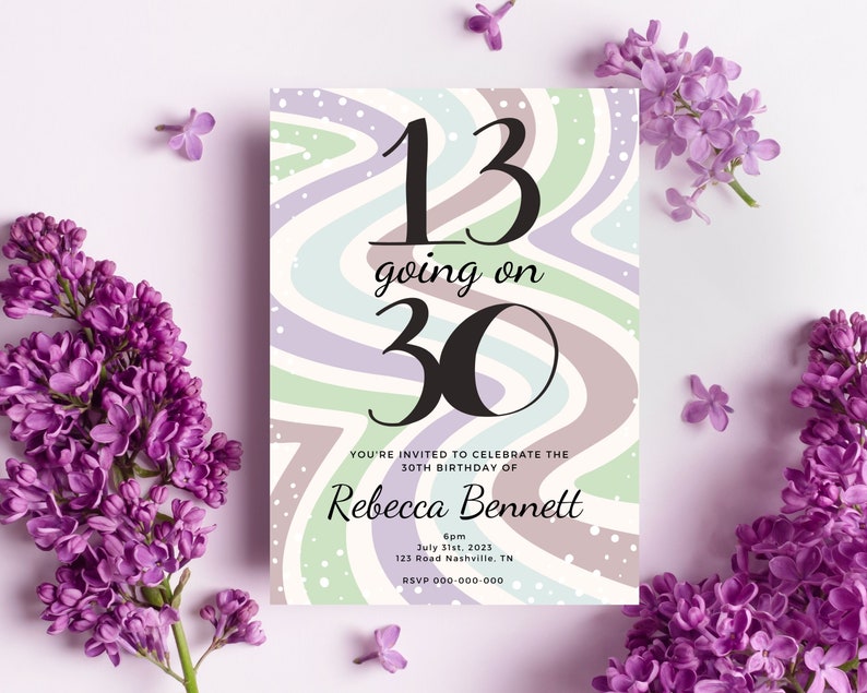 Op de afbeelding: Een verjaardagsuitnodiging met de tekst "13 going on 30" in zwart script. De achtergrond heeft golvende pastelstrepen in groen, paars en bruin. De uitnodiging bevat de naam Rebecca Bennett, evenementdetails en RSVP-informatie. Seringen omringen de uitnodiging.