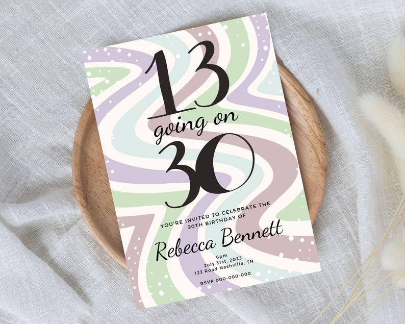 Op de afbeelding: Een verjaardagsuitnodiging met een retro-ontwerp. De uitnodiging bevat de tekst "13 going on 30" in een vetgedrukte letter, met de naam "Rebecca Bennett" en evenementdetails. De achtergrond heeft golvende strepen in pastelkleuren.