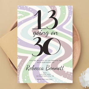Op de afbeelding: Een verjaardagsuitnodiging met een retro golvend ontwerp in pastelkleuren van lavendel, groen en cr&egrave;me. De tekst luidt "13 going on 30" met de naam "Rebecca Bennett" en evenementdetails. De uitnodiging ligt op een houten bord met een envelop.