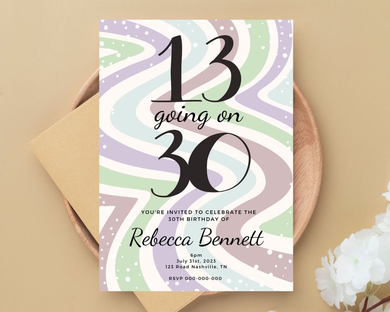 Op de afbeelding: Een verjaardagsuitnodiging met een retro golvend ontwerp in pastelkleuren van lavendel, groen en cr&egrave;me. De tekst luidt "13 going on 30" met de naam "Rebecca Bennett" en evenementdetails. De uitnodiging ligt op een houten bord met een envelop.