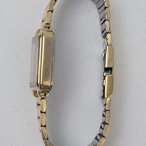 Vintage Adolfo goudkleurig quartz dameshorloge afbeelding 7